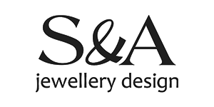 S&A琥珀是国际琥珀大师亚当.斯车格夫斯基(AdamPstragowski)旗下的设计师品牌,于2004年1月1日注册。S&A旗下汇集的欧洲著名珠宝工匠，纯手工制作的精湛工艺，使其产品成为琥珀界高品质的代表。领先的设计及琥珀加工工艺，使S&A的设计多次在国际上获奖。